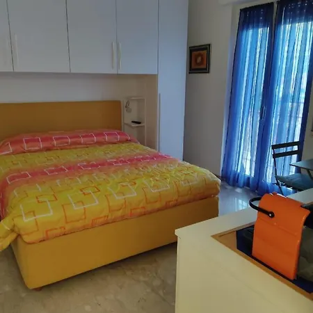 לינה וארוחת בוקר Dely' House סנרמו